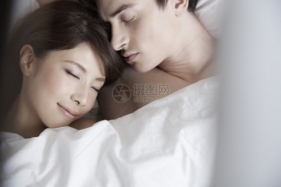 早晨在床上睡觉的情侣图片