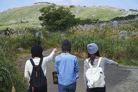 三个在田间小路散步的女人图片