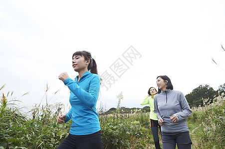 三个在田间小路跑步的女人图片