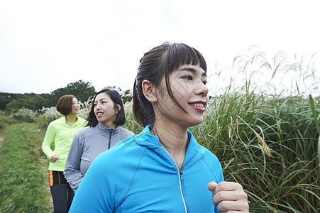 三个在田间小路跑步的女人图片