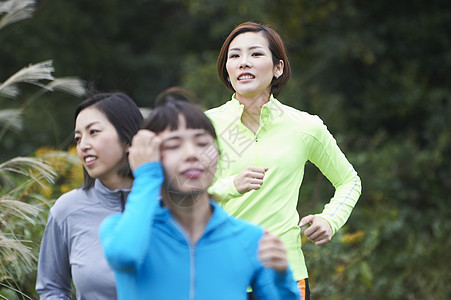 三个在田间小路跑步的女人图片