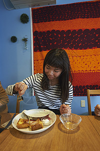 准备享受美食的女人图片