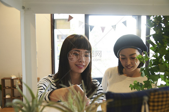 在商店购物的两个女人图片