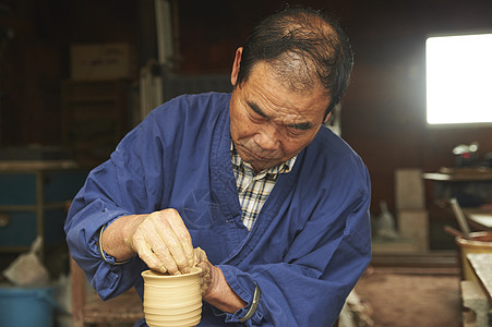 制作陶瓷的师傅图片