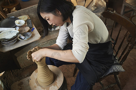 体验陶瓷制作的女人图片