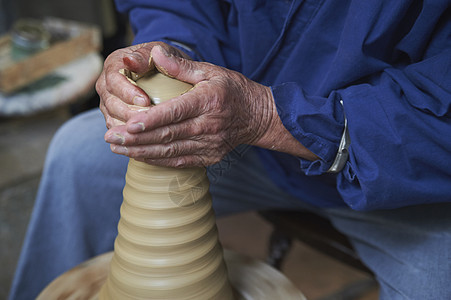 陶瓷师傅在制作陶器图片