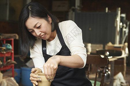 体验陶瓷制作的女人图片