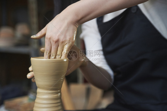 体验陶瓷制作的女人图片