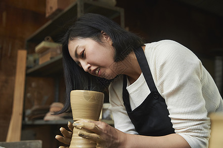 体验陶瓷制作的女人图片