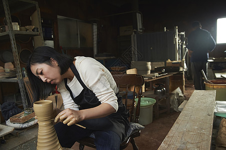 体验陶瓷制作的女人图片