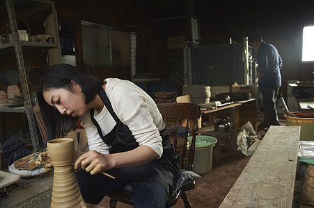 体验陶瓷制作的女人图片