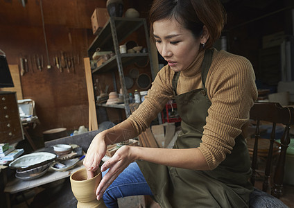 体验陶瓷制作的女人图片