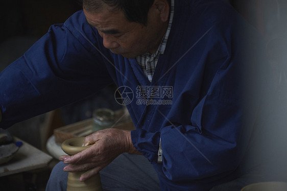 陶瓷师傅在制作陶器图片