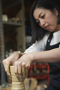 体验陶瓷制作的女人图片