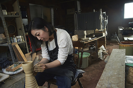 体验陶瓷制作的女人图片