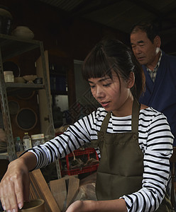 体验陶瓷制作的女人图片