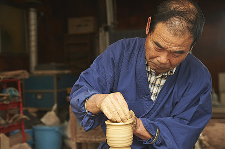 陶艺老师傅做陶艺图片