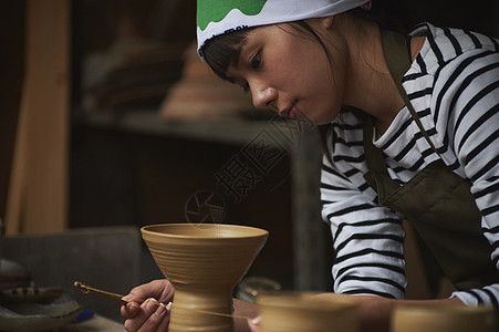 女人做陶瓷艺术体验图片