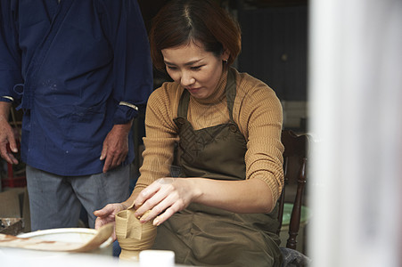女人学习做陶艺图片