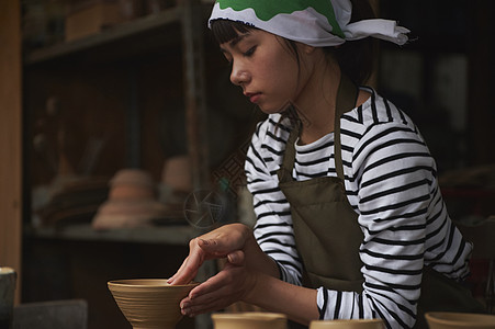 女人做陶瓷艺术体验图片