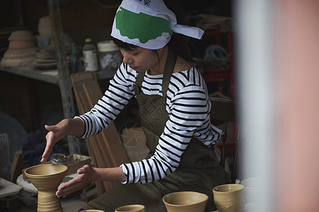女人做陶瓷艺术体验图片