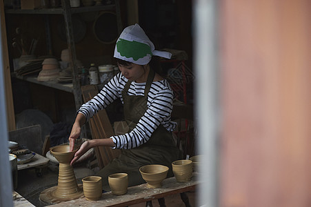 体验陶瓷制作的女人图片