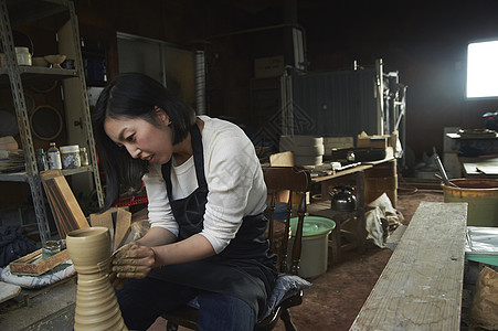 体验陶瓷制作的女人图片