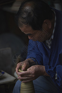 陶瓷师傅在制作陶瓷图片