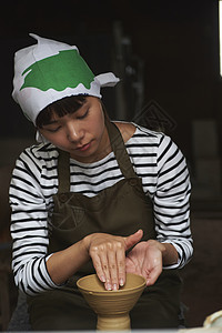 体验陶瓷制作的女人图片