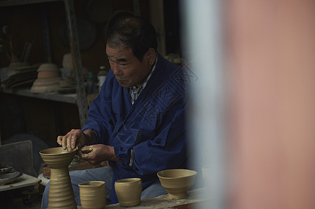 陶瓷师傅在制作陶瓷图片