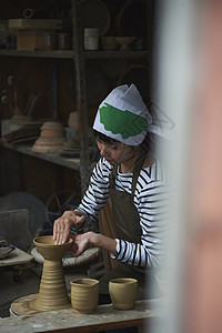 体验陶瓷制作的女人图片