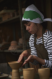 体验陶瓷制作的女人图片