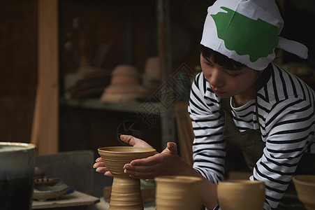 体验陶瓷制作的女人图片