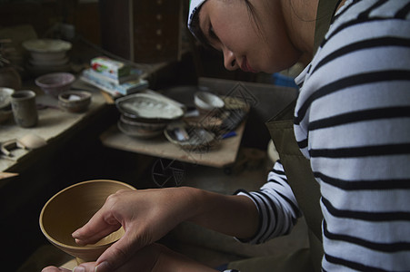 体验陶瓷制作的女人图片