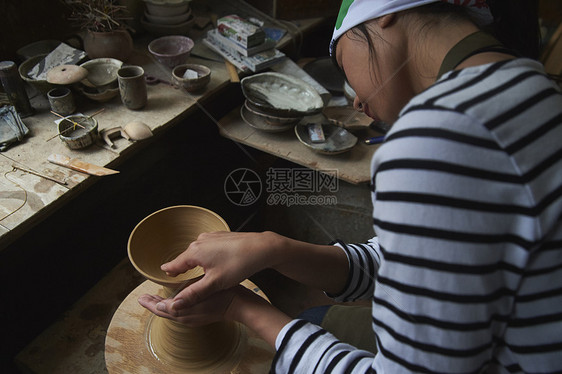 体验陶瓷制作的女人图片