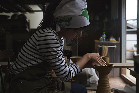 女人做陶瓷艺术图片