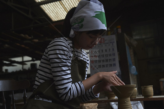 女人做陶瓷艺术图片