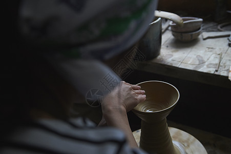 女人做陶瓷艺术图片