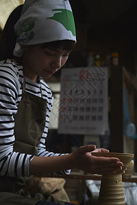 女人做陶瓷艺术图片