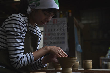 女人做陶瓷艺术图片