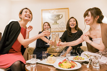 朋友聚会女人们在桌边聊天说笑图片素材