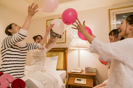宾馆室内朋友们扔气球图片