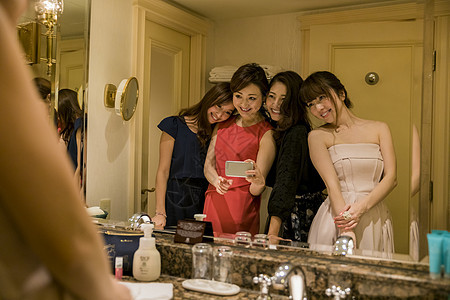 年轻女孩子们在酒店派对图片