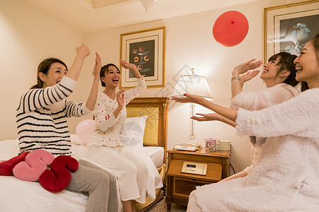 卧室酒店妇女穿睡衣派对图片