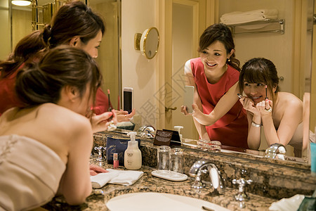浴室梳妆打扮的女人们图片