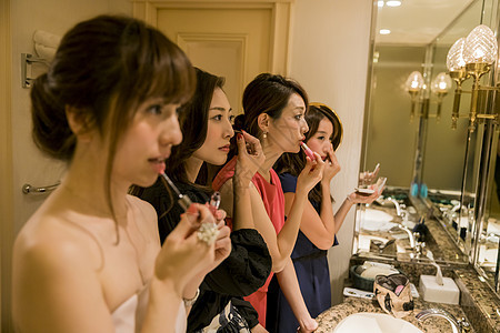 在镜子前打扮的女生们图片
