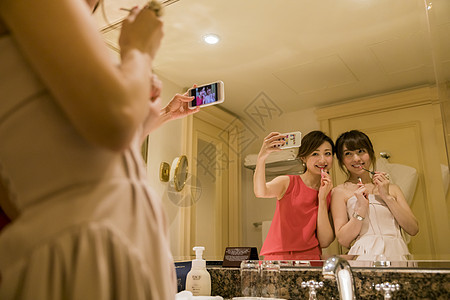 朋友聚会在盥洗室自拍的女人图片