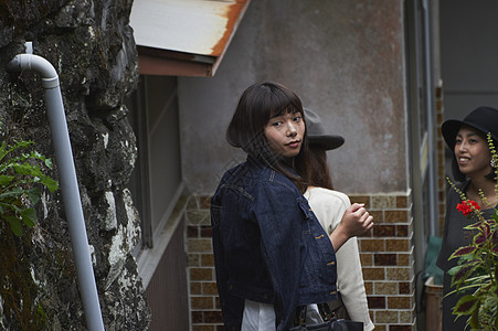 在街上漫步的朋友们一个女人回头看九州长崎图片素材