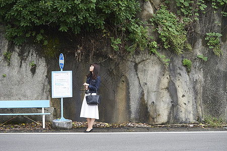 女子路边等车图片