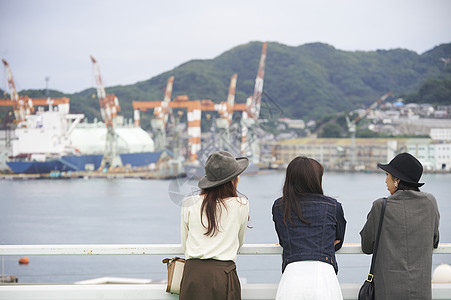 三人坐着的背影图片